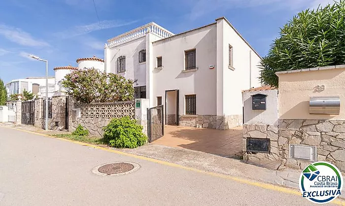 MONTGRÍ Casa de 4 dormitorios con jardín a pocos metros de la playa