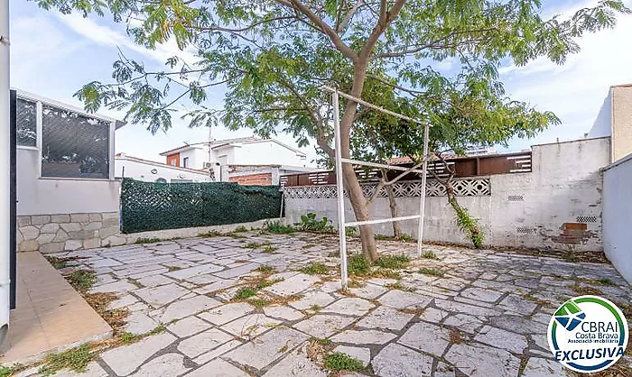 MONTGRÍ Casa de 4 dormitorios con jardín a pocos metros de la playa