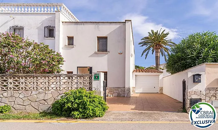 MONTGRÍ Casa de 4 dormitorios con jardín a pocos metros de la playa