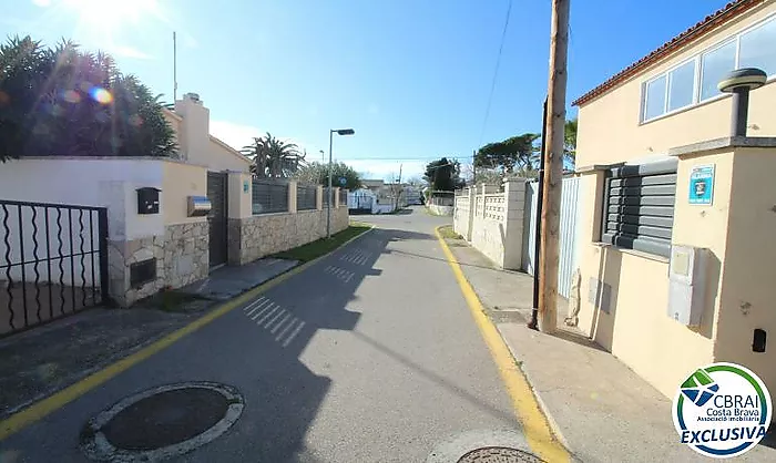 MONTGRÍ Casa de 4 dormitorios con jardín a pocos metros de la playa