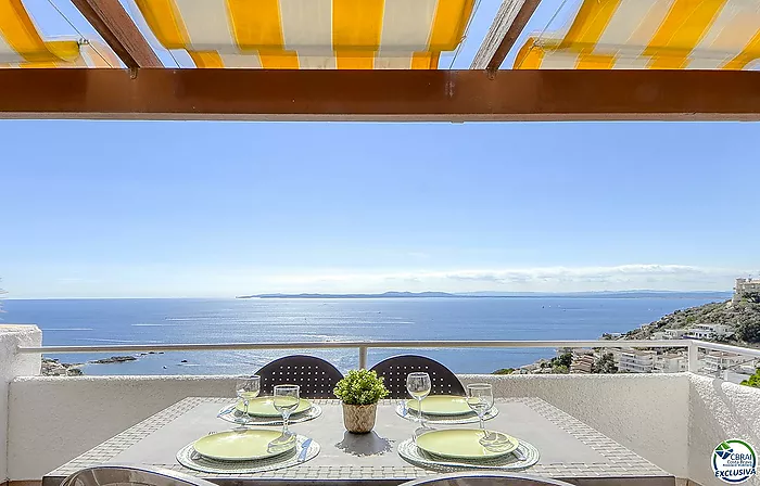 Impresionante Casa Reformada con Vistas al Mar en Canyelles Petites