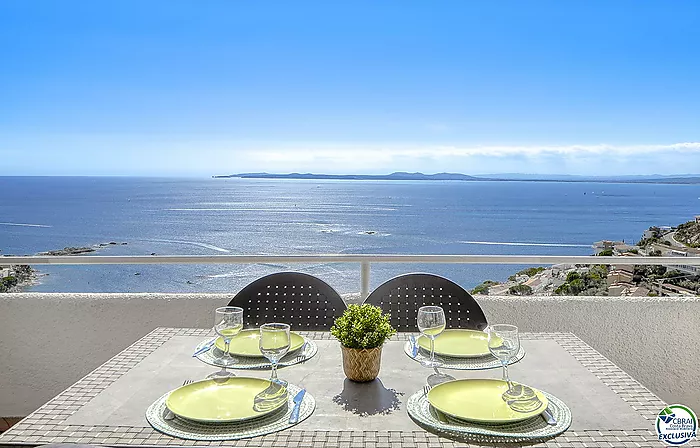 Impressionnante MaisonRénovée avec Vue Mer à Canyelles Petites