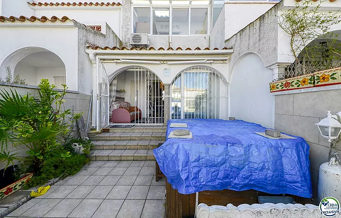 Casa adosada en Empuriabrava con amarre de 9x4m, antes de los puentes