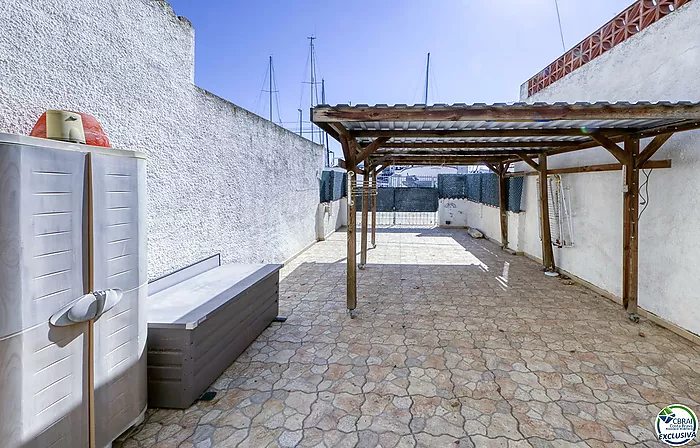 Casa adosada en Empuriabrava con amarre de 9x4m, antes de los puentes