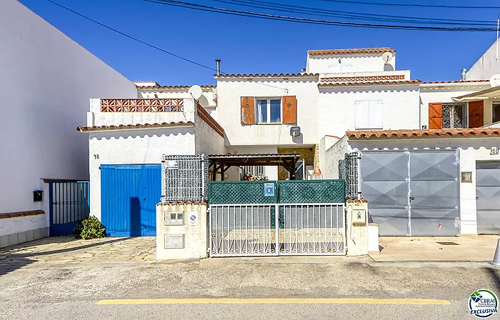 Casa adosada en Empuriabrava con amarre de 9x4m, antes de los puentes