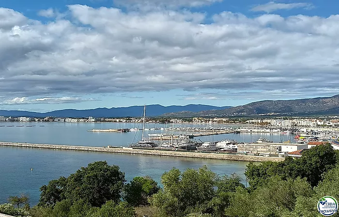 Apartamento de ensueño con vistas panorámicas a la bahía y al puerto de las Rosas