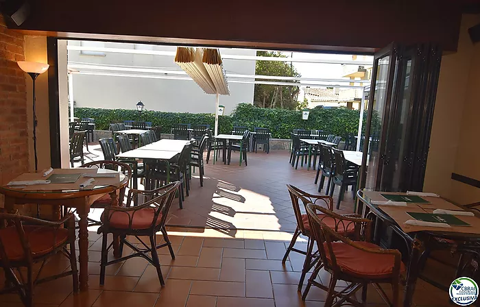 Bar-restaurante en pleno funcionamiento o parcela de 625 metros cuadrados con posibilidad de construir edificio de 5 plantas mas planta subterranea, a