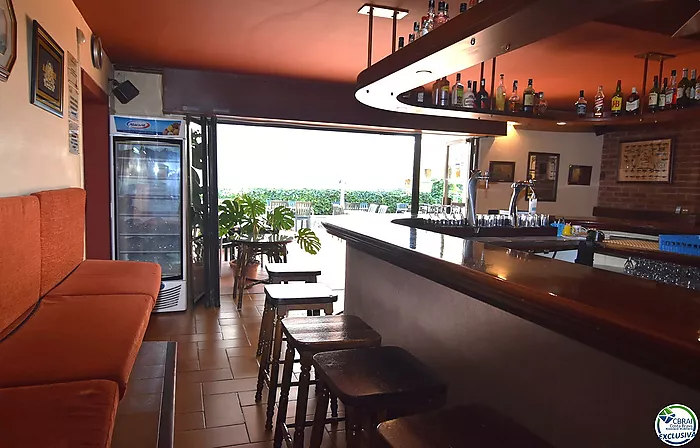 Bar-restaurante en pleno funcionamiento o parcela de 625 metros cuadrados con posibilidad de construir edificio de 5 plantas mas planta subterranea, a