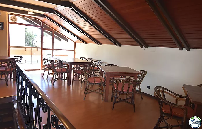 Bar-restaurante en pleno funcionamiento o parcela de 625 metros cuadrados con posibilidad de construir edificio de 5 plantas mas planta subterranea, a