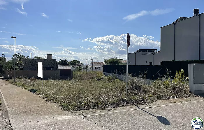 Parcela unifamiliar edificable en tranquila urbanización de Roses. ¡Buena oportunidad!