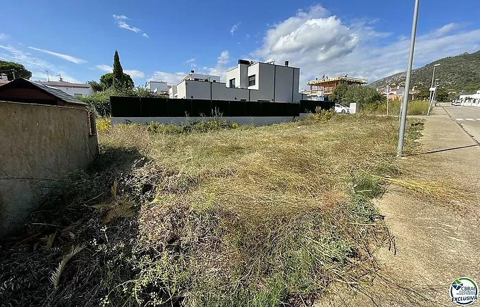 Terrain unifamilial constructible dans une urbanisation tranquille de Roses. Bonne opportunité !