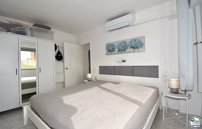 Appartement rénové avec une chambre à coucher, vue latérale sur la mer et piscine commune