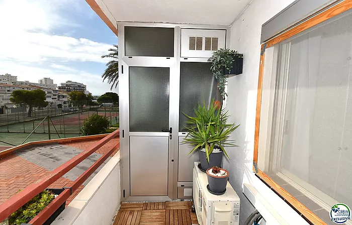 Appartement rénové avec une chambre à coucher, vue latérale sur la mer et piscine commune