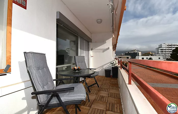 Appartement rénové avec une chambre à coucher, vue latérale sur la mer et piscine commune