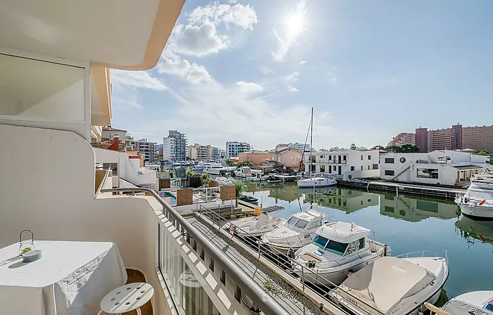 BONITO ESTUDIO CON  TERRAZA Y VISTAS AL CANAL