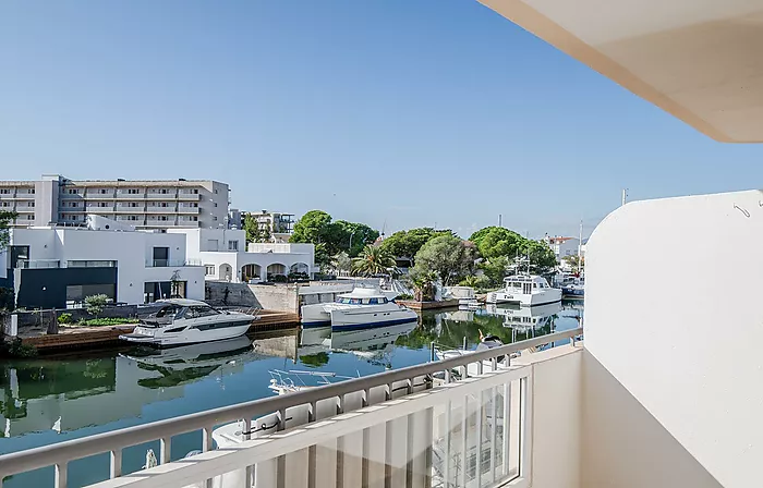 JOLI STUDIO AVEC TERRASSE ET VUE CANAL