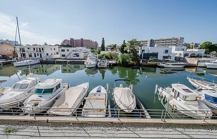 BONITO ESTUDIO CON  TERRAZA Y VISTAS AL CANAL