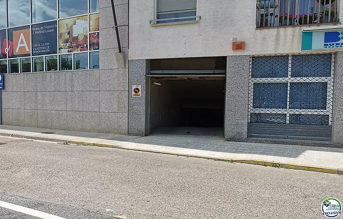 Garaje cerrado cerca de la oficina de correos de Llançà