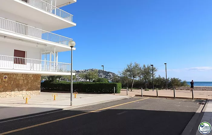 Amplio ático con gran terraza de 31 m2 a 50 m de la playa en el Salatà