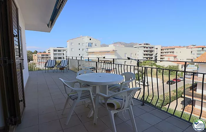 Penthouse avec grande terrasse de 31 m² à 50 m de la plage à Salatà