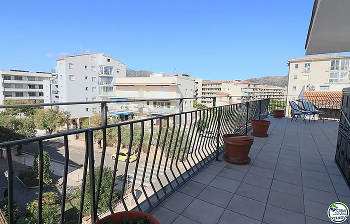 Amplio ático con gran terraza de 31 m2 a 50 m de la playa en el Salatà