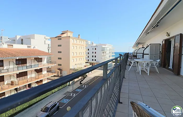 Amplio ático con gran terraza de 31 m2 a 50 m de la playa en el Salatà