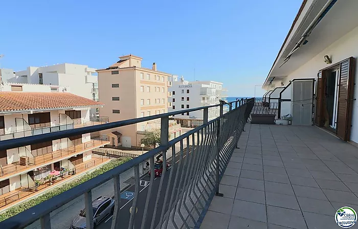 Penthouse avec grande terrasse de 31 m² à 50 m de la plage à Salatà