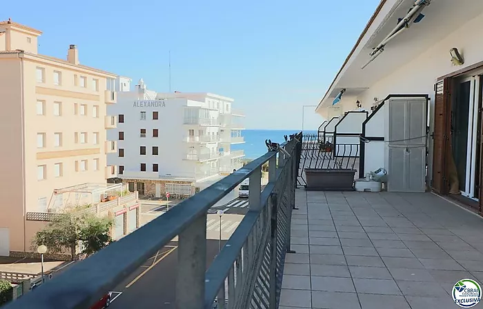 Amplio ático con gran terraza de 31 m2 a 50 m de la playa en el Salatà