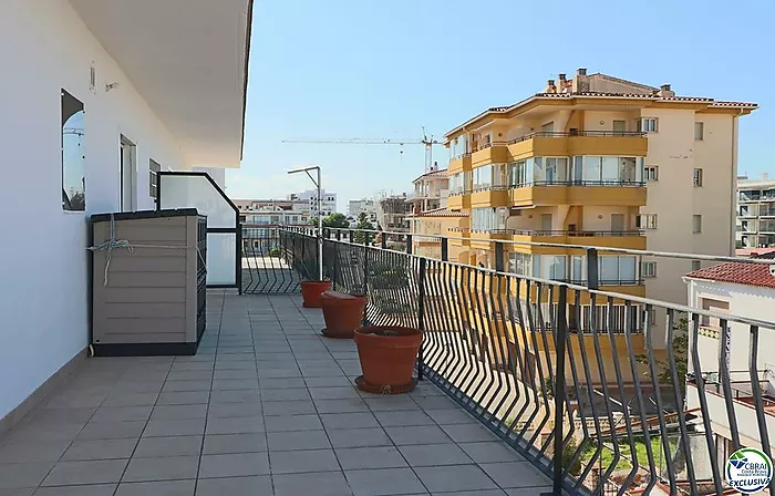 Penthouse avec grande terrasse de 31 m² à 50 m de la plage à Salatà