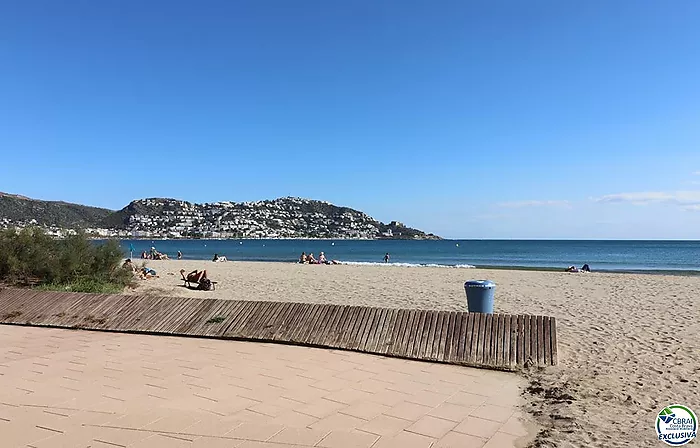 Amplio ático con gran terraza de 31 m2 a 50 m de la playa en el Salatà