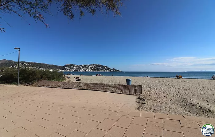 Amplio ático con gran terraza de 31 m2 a 50 m de la playa en el Salatà