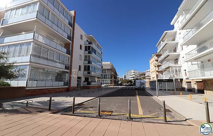 Amplio ático con gran terraza de 31 m2 a 50 m de la playa en el Salatà