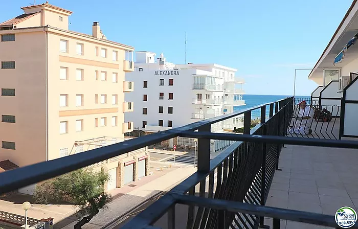 Penthouse avec grande terrasse de 31 m² à 50 m de la plage à Salatà