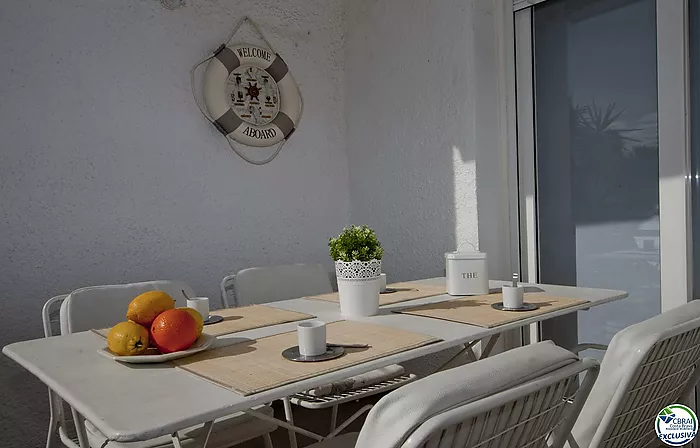 ¡Apartamento con vistas al mar, aparcamiento y licencia turística!