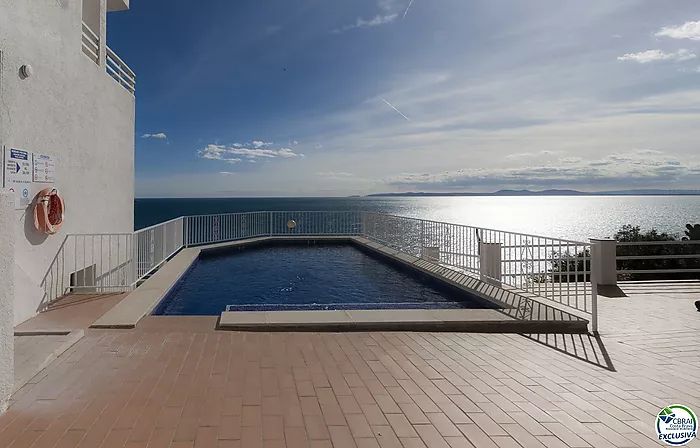 ¡Apartamento con vistas al mar, aparcamiento y licencia turística!