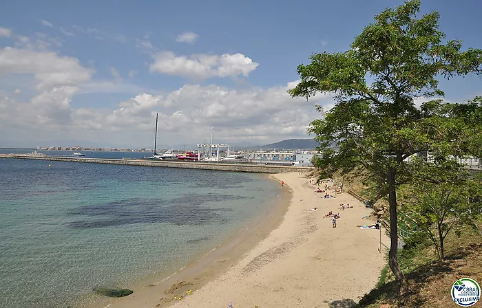 ¡Apartamento con vistas al mar, aparcamiento y licencia turística!