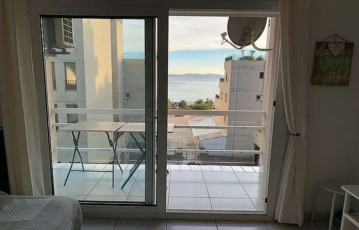 MUY BONITO APARTAMENTO EN ROSAS VISTA MAR CON LICENCIA TURISTICA