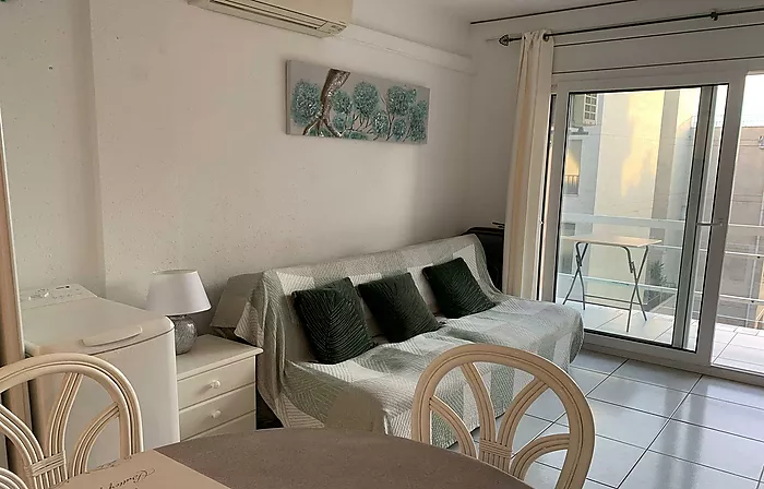 MUY BONITO APARTAMENTO EN ROSAS VISTA MAR CON LICENCIA TURISTICA