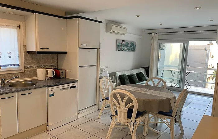 MUY BONITO APARTAMENTO EN ROSAS VISTA MAR CON LICENCIA TURISTICA