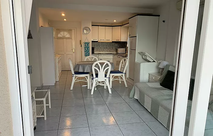 MUY BONITO APARTAMENTO EN ROSAS VISTA MAR CON LICENCIA TURISTICA