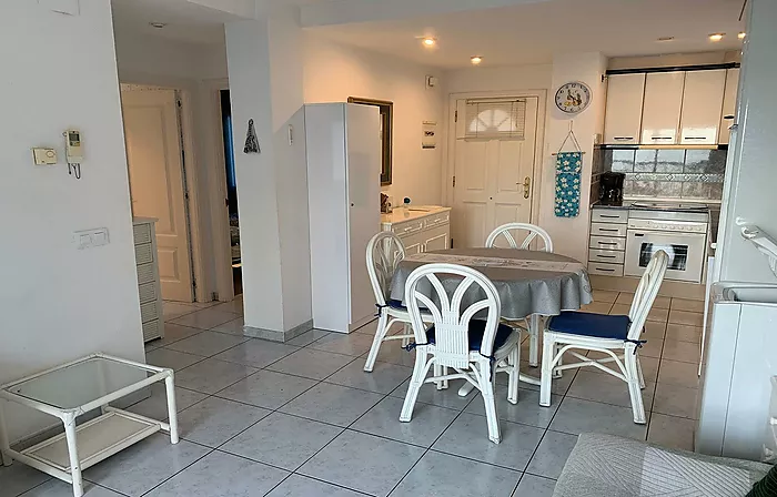 MUY BONITO APARTAMENTO EN 2ª LÍNEA DE MAR EN ROSAS VISTA MAR