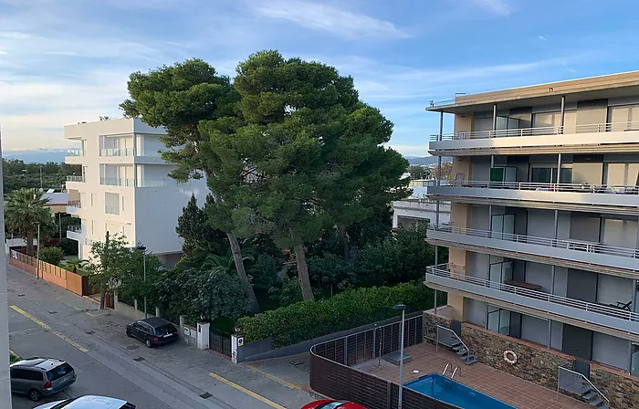 MUY BONITO APARTAMENTO EN 2ª LÍNEA DE MAR EN ROSAS VISTA MAR