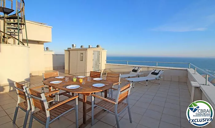 ÀNCORA Ático con dos dormitorios y gran terraza con vistas al mar y con licencia turística