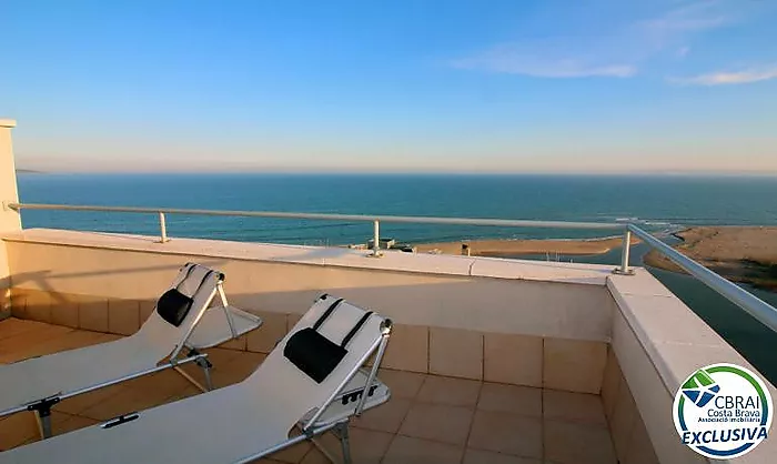 ÀNCORA Ático con dos dormitorios y gran terraza con vistas al mar y con licencia turística