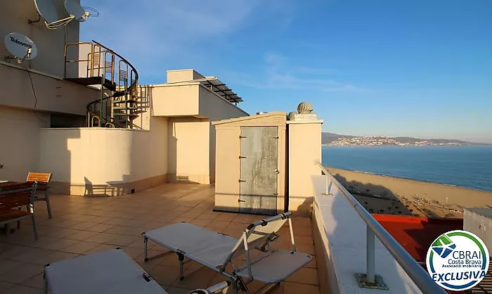 ÀNCORA Ático con dos dormitorios y gran terraza con vistas al mar y con licencia turística