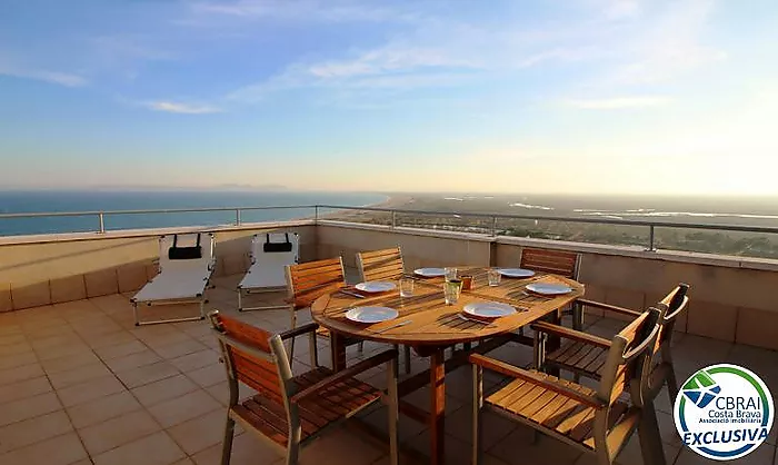 ÀNCORA Ático con dos dormitorios y gran terraza con vistas al mar y con licencia turística