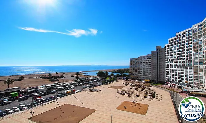 ÀNCORA Ático con dos dormitorios y gran terraza con vistas al mar y con licencia turística