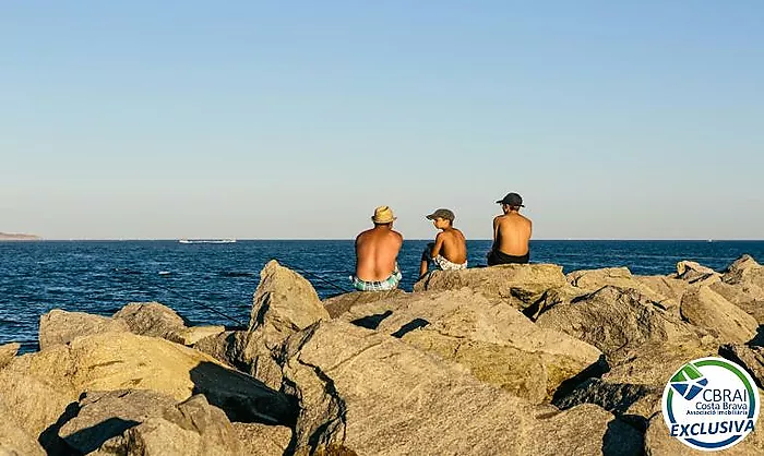 ÀNCORA Ático con dos dormitorios y gran terraza con vistas al mar y con licencia turística