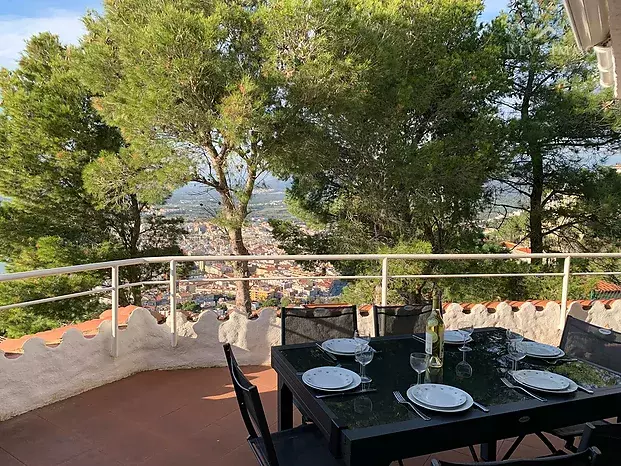 Très bel appartement dans une copropriété de charme, vue mer, jardin privé et  piscine communautaire