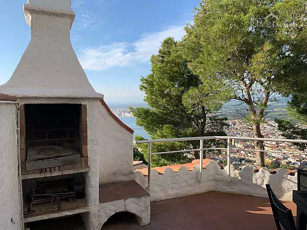 Piso en coqueto condominio, vistas al mar, jardín privado y piscina comunitaria